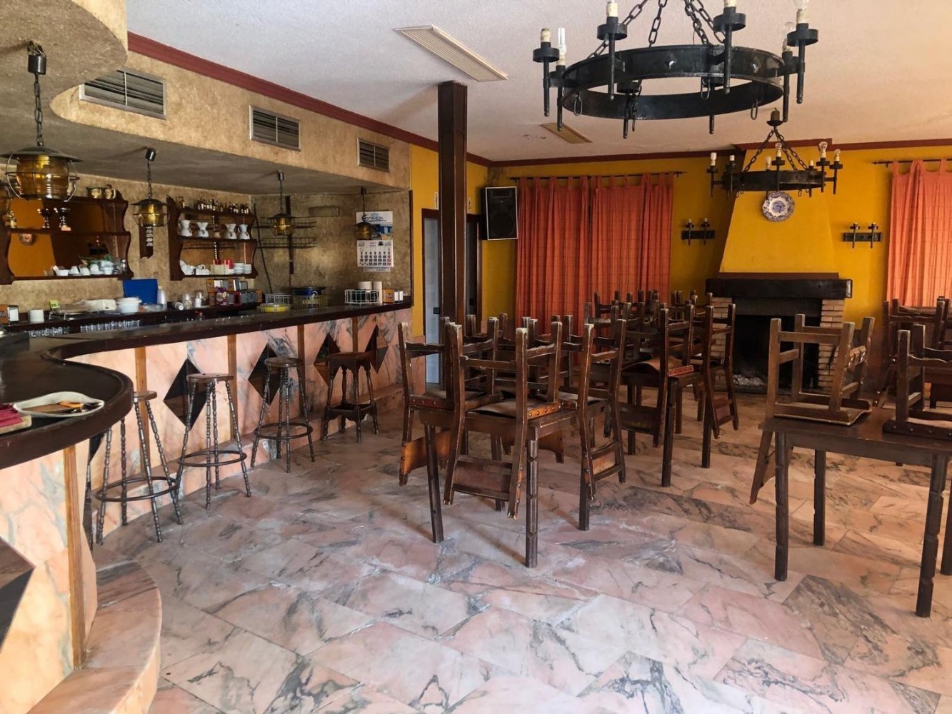 950m² Building in Caceres, Spain No. 211024