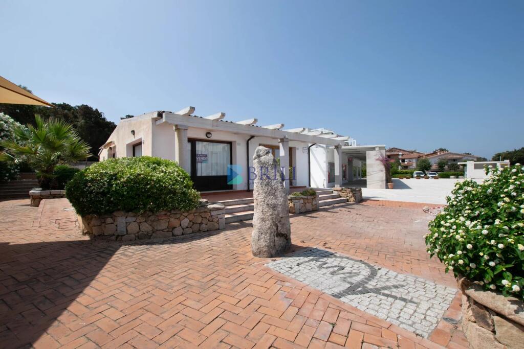 135m² Commercial property in Olbia, Italy No. 326977