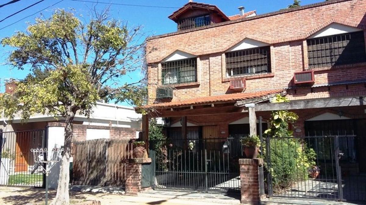 Casa de 4 dormitorios en Vicente López, Argentina No. 9128