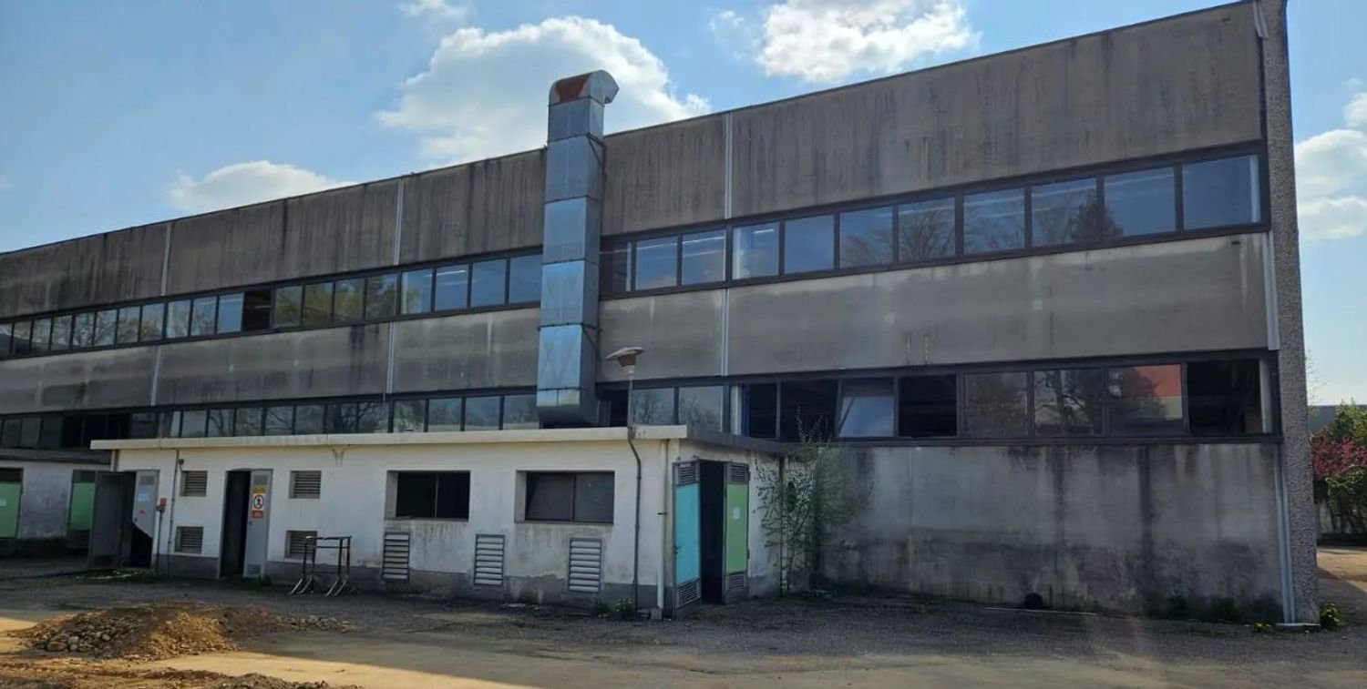 7957m² Warehouse in Cerro Maggiore, Italy No. 385719