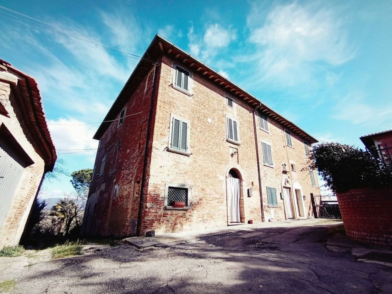 15 rooms House in Foiano della Chiana, Italy No. 228369