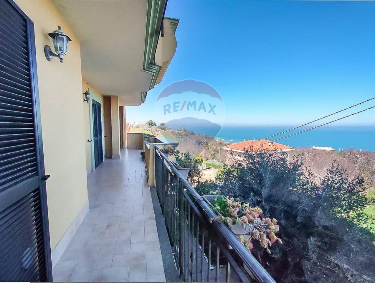 Apartamento de 4 habitaciónes en Ortona, Italy No. 130534