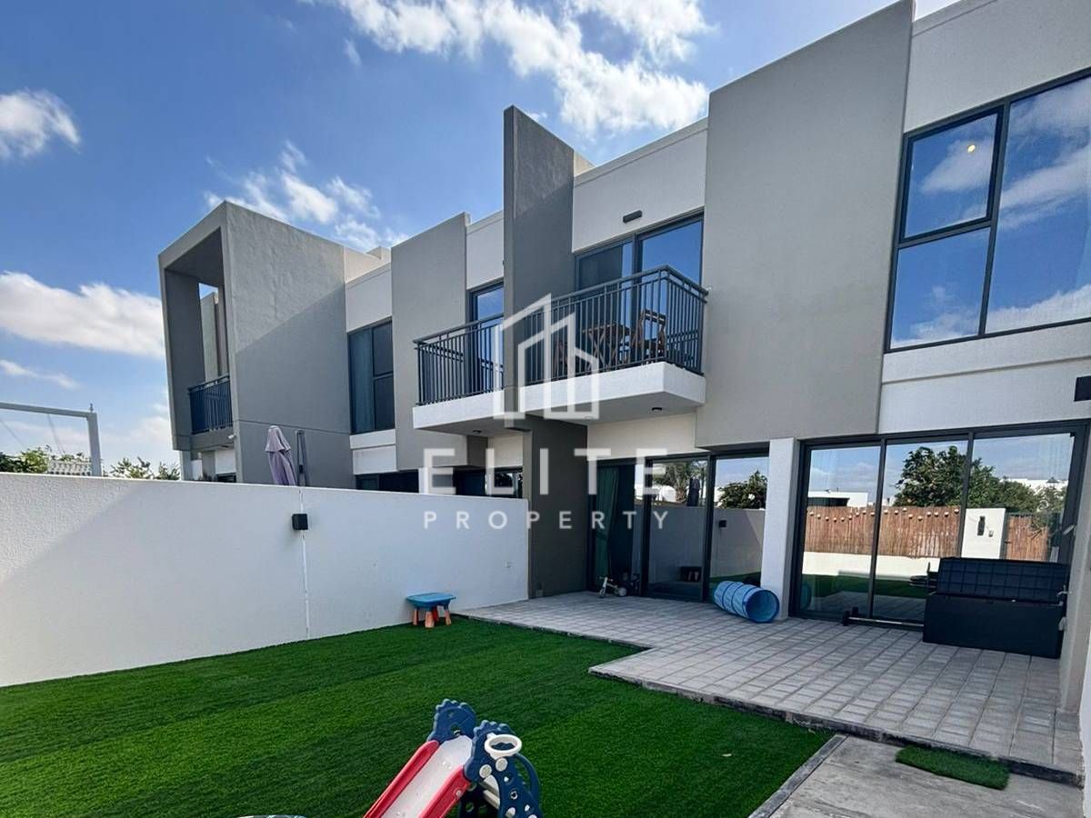 Moradia em banda T3 em Dubai Land, UAE N.º 114230