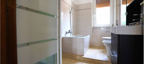 4 bedrooms House in Cairate, Italy No. 298559 10