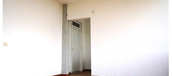 4 bedrooms House in Cairate, Italy No. 298559 4