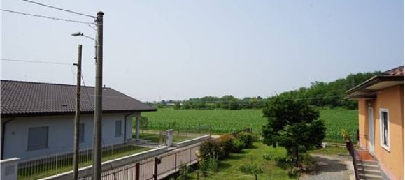 4 bedrooms House in Cairate, Italy No. 298559 6