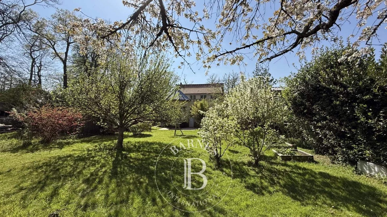 3 chambres Châteaux à La Celle-Saint-Cloud, France No. 131610