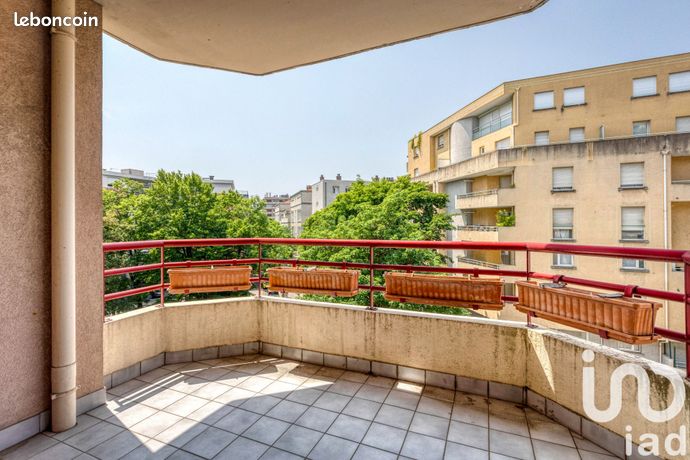 3 bedrooms Apartment in Grenoble, France No. 284936