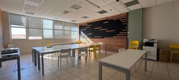 487m² Office in Carpentras, France No. 306419 11