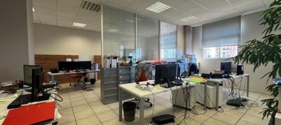 487m² Office in Carpentras, France No. 306419 9
