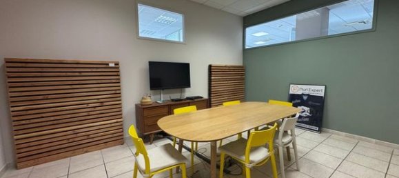 487m² Office in Carpentras, France No. 306419 3