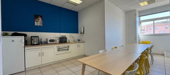 487m² Office in Carpentras, France No. 306419 5