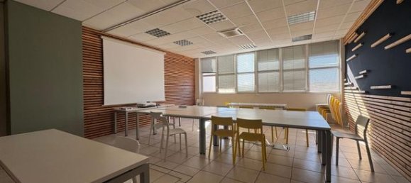 487m² Office in Carpentras, France No. 306419 4