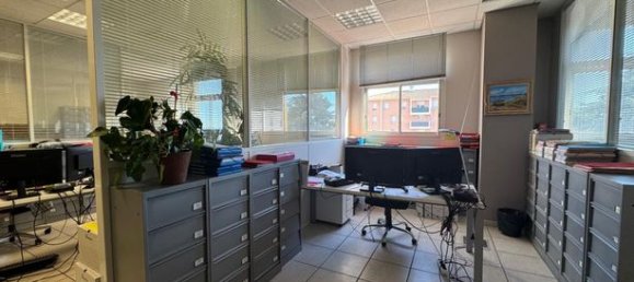 487m² Office in Carpentras, France No. 306419 10