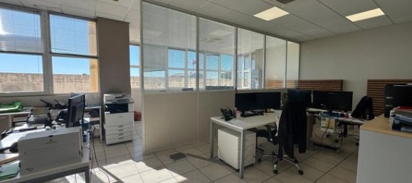 487m² Office in Carpentras, France No. 306419 8