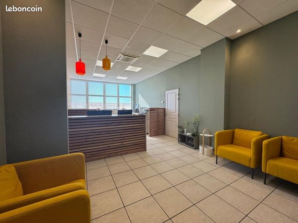 487m² Office in Carpentras, France No. 306419