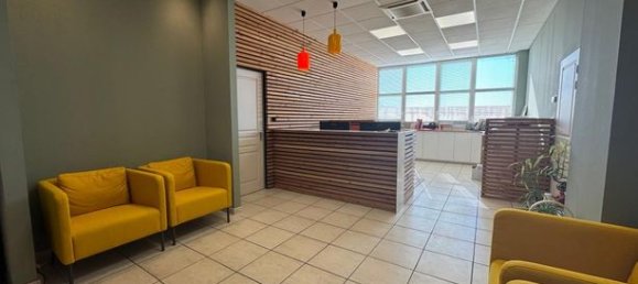 487m² Office in Carpentras, France No. 306419 2