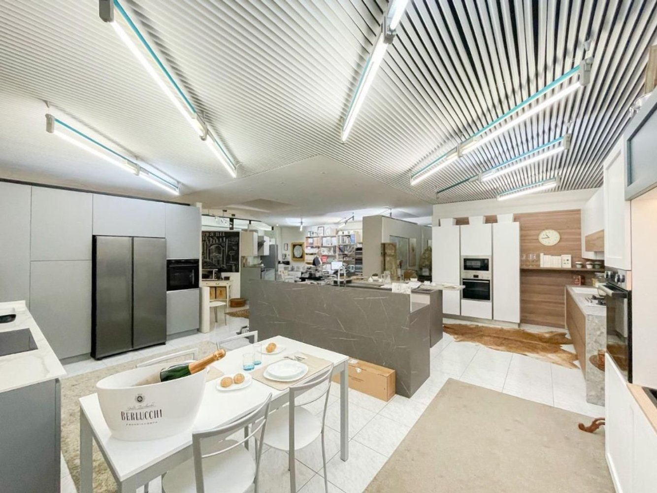  عقار تجاري في Brescia, Italy 125متر مربع رقم 209537