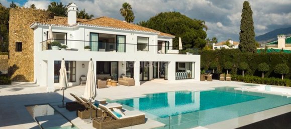 5 bedrooms Villa in Marbella, Spain No. 110341 2