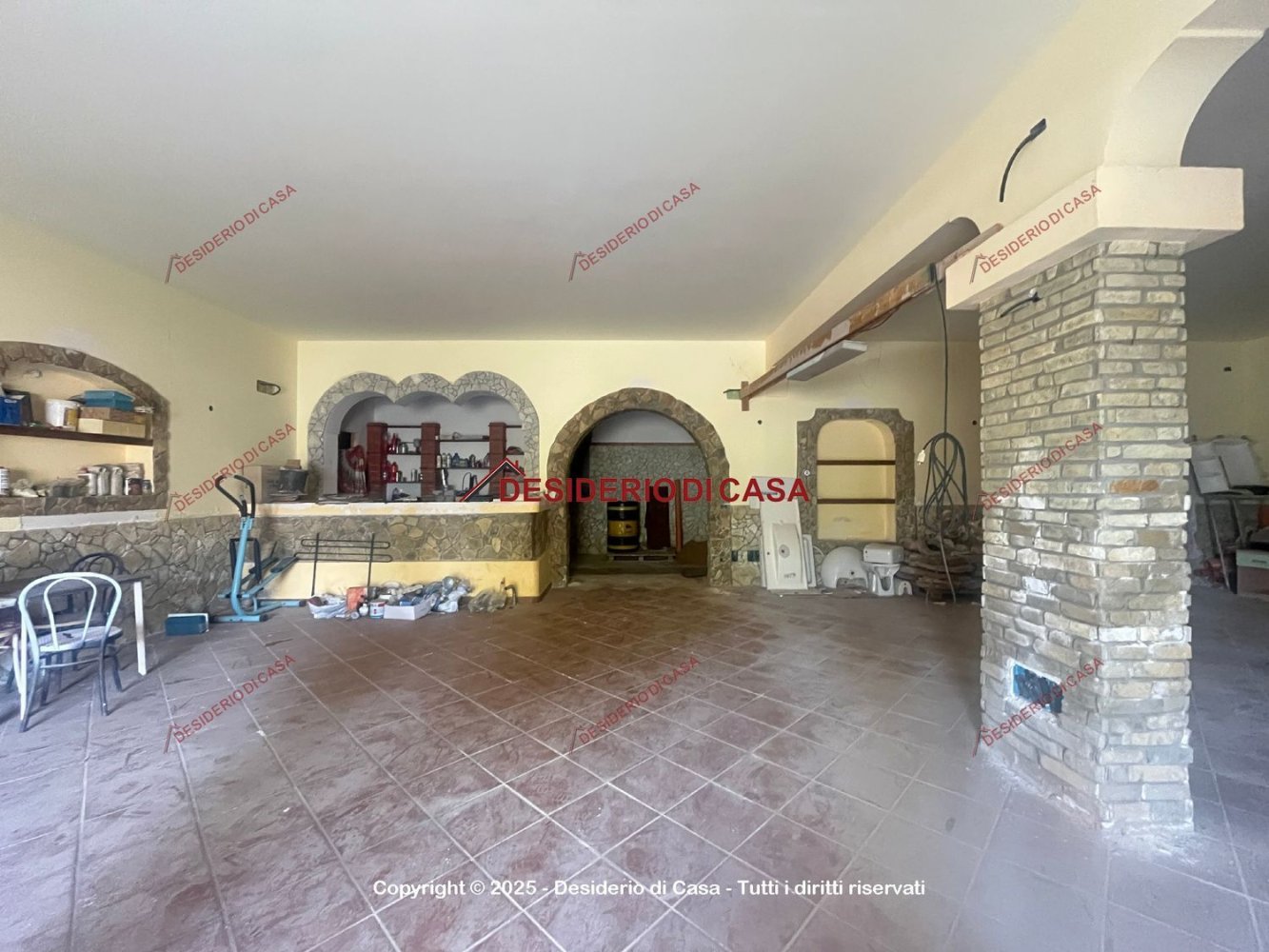 212m² Commercial property in Casteldaccia, Italy No. 327160