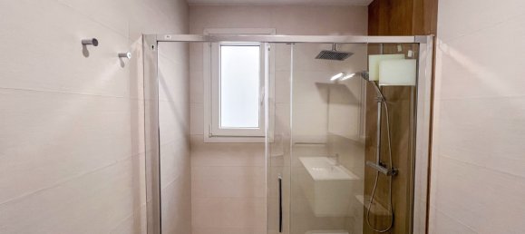Apartamento de 3 dormitorios en Sants-Montjuïc, Spain No. 181144 33