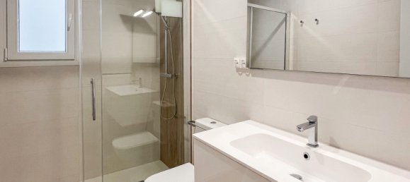 Apartamento de 3 dormitorios en Sants-Montjuïc, Spain No. 181144 38