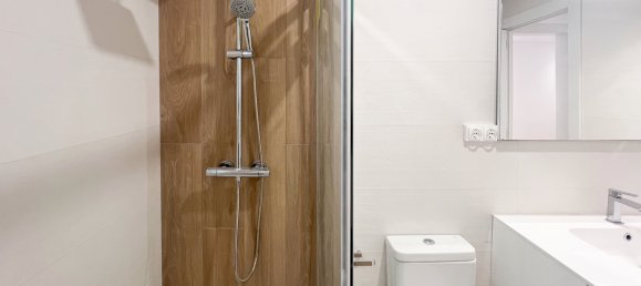 Apartamento de 3 dormitorios en Sants-Montjuïc, Spain No. 181144 20