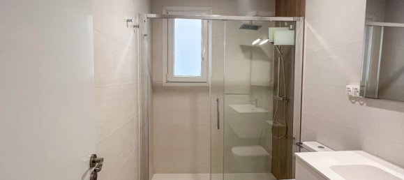 Apartamento de 3 dormitorios en Sants-Montjuïc, Spain No. 181144 3