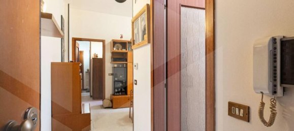 3-salle Appartement à Cabiate, Italy No. 30186 9