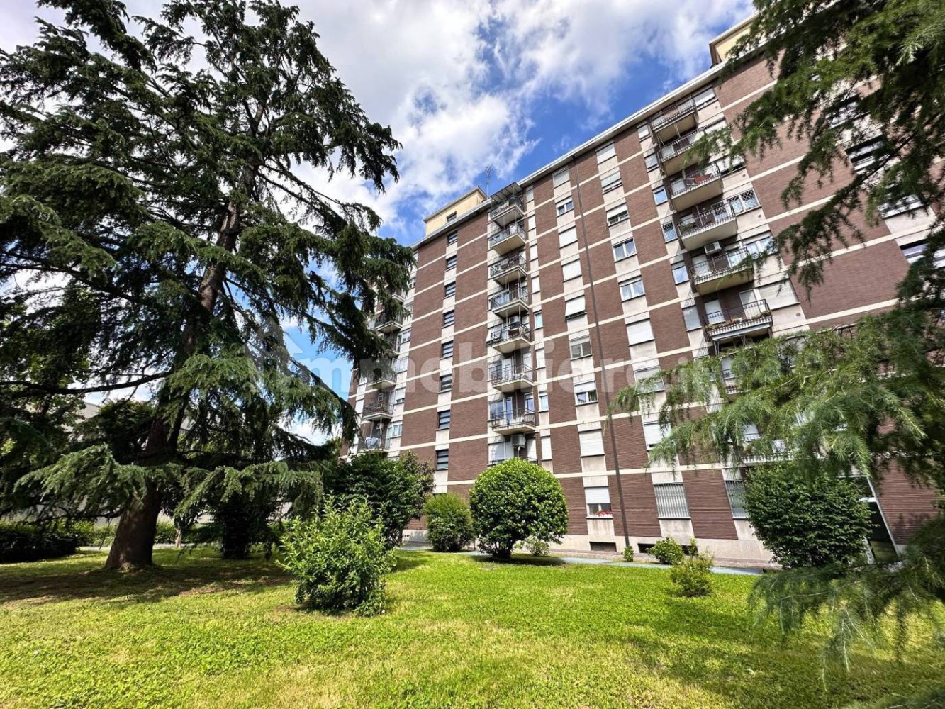 14m² Garage in Milan, Italy No. 273918