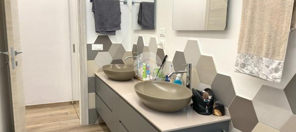 Квартира с 2 спальнями в Генуя, Италия № 353043 16