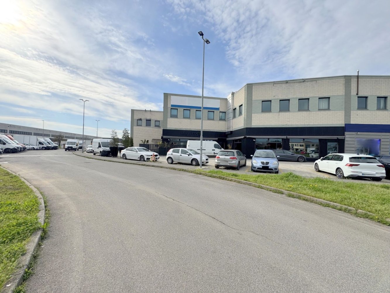 Oficina en Cazzago San Martino, Italy 775 m² No. 151448