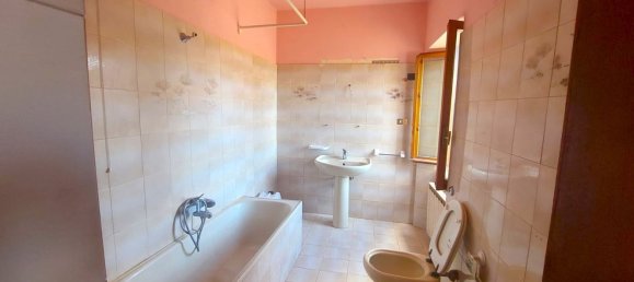 4 rooms Apartment in Sant'Angelo in Vado, Italy No. 87184 11