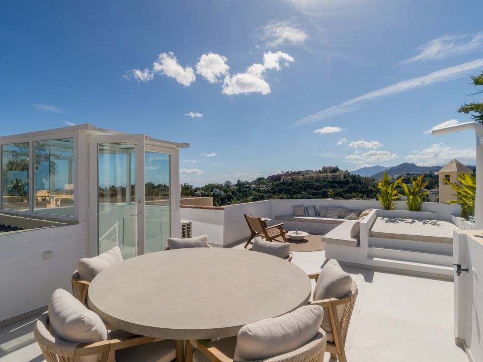 3 bedrooms Penthouse in Benahavis, Spain No. 186042