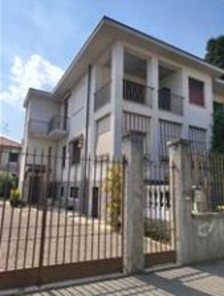 2 rooms Apartment in Gorla Maggiore, Italy No. 186504