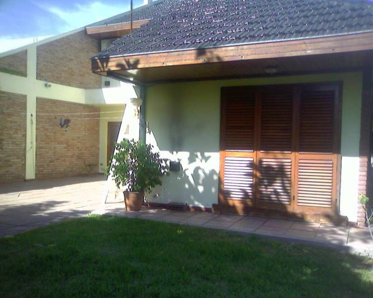 3 bedrooms House in Lanus, Argentina No. 63442