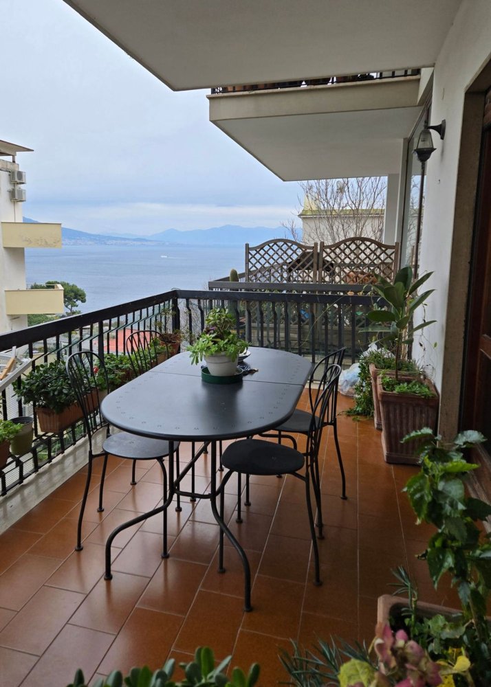 5 rooms Apartment in Naples, Italy No. 32011