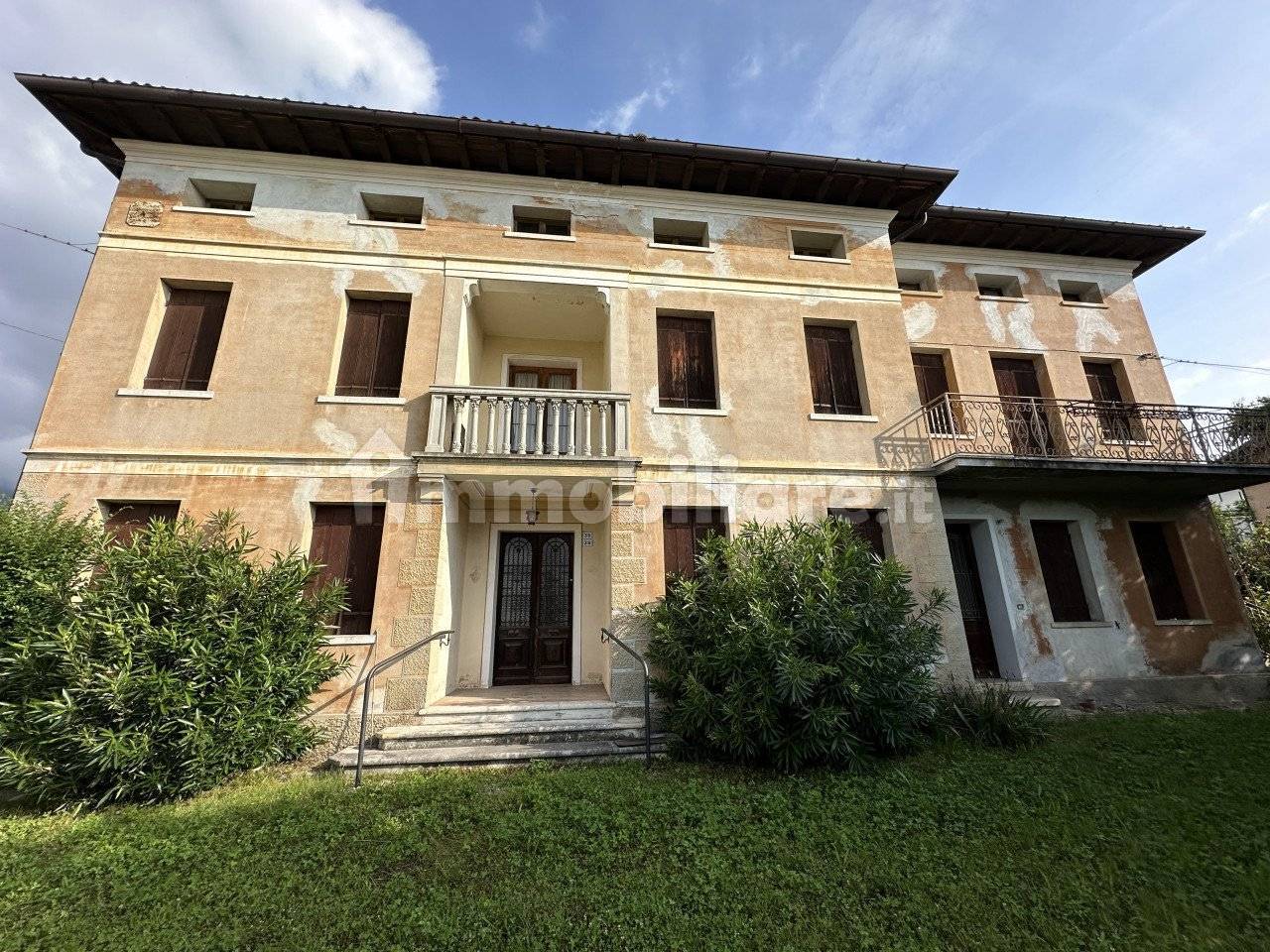 4 bedrooms Villa in Possagno, Italy No. 81594
