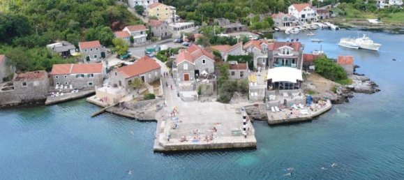 7 bedrooms Land in Tivat, Montenegro No. 138 3