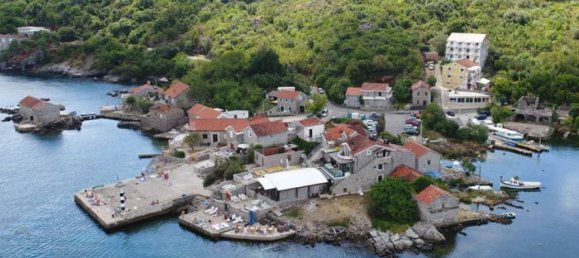 7 bedrooms Land in Tivat, Montenegro No. 138 19