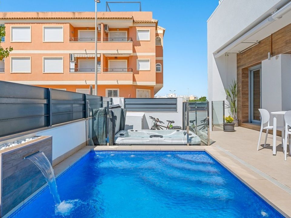 3 bedrooms Townhouse in Alicante, Spain No. 209130