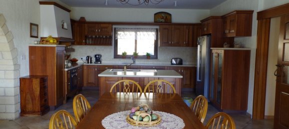 5 bedrooms House in Episkopi, Cyprus No. 9772 10