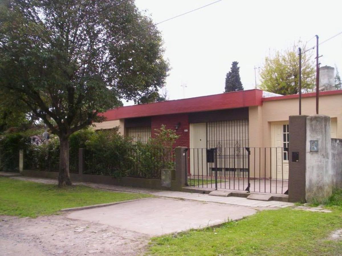 3 bedrooms House in Almirante Brown, Argentina No. 80015