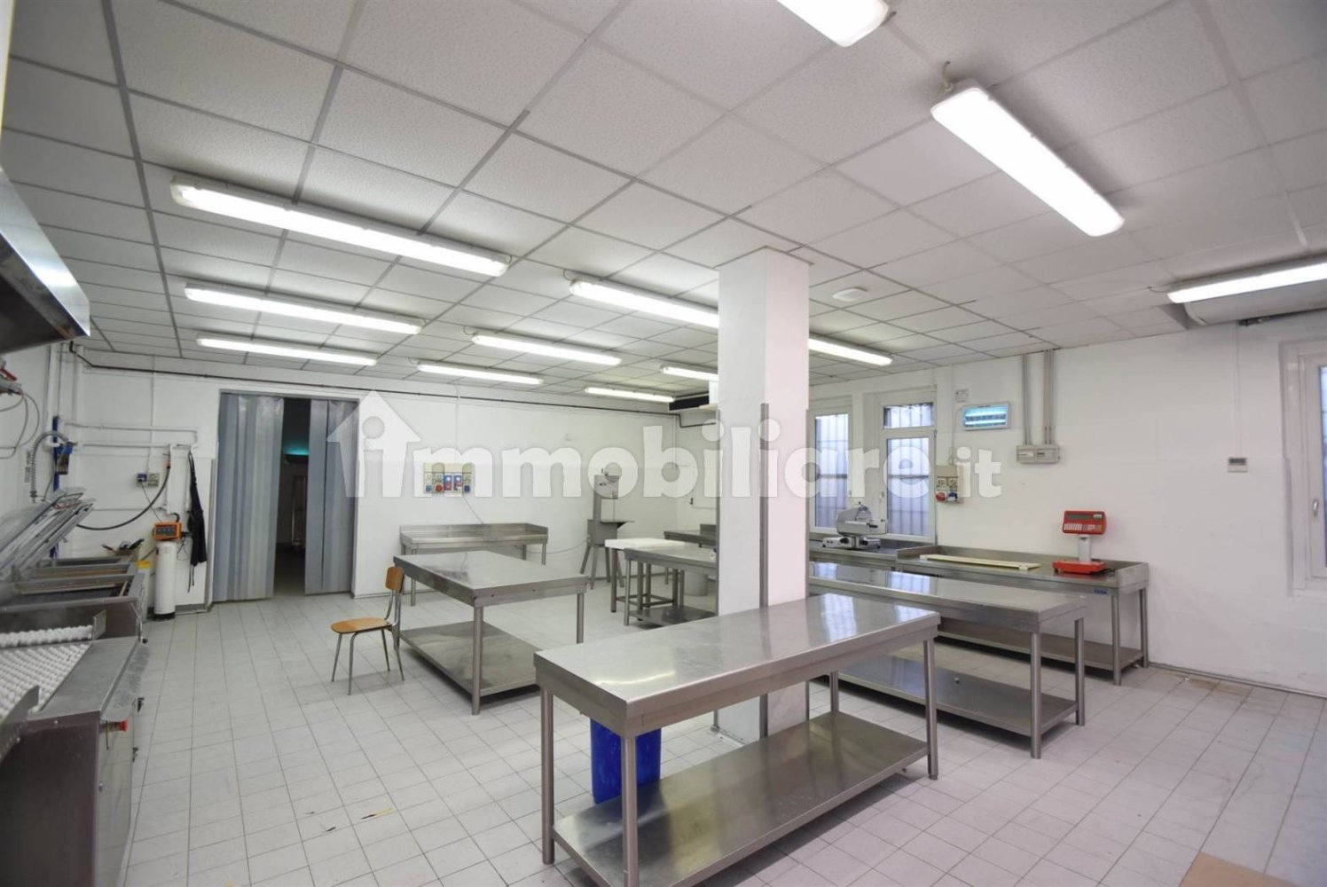 5 rooms Commercial property in Piacenza, Italy No. 210630