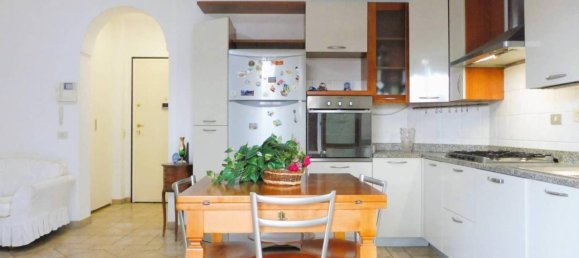 3 rooms Apartment in Empoli, Italy No. 144490 2