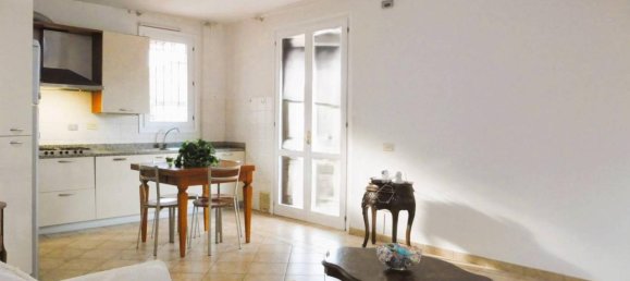 3 rooms Apartment in Empoli, Italy No. 144490 4