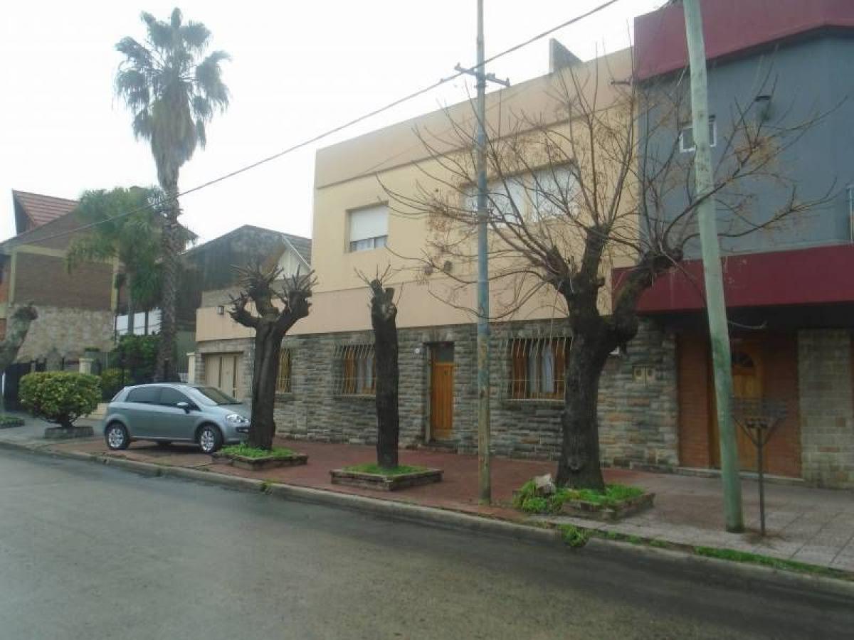 3 bedrooms House in Lanus, Argentina No. 18175