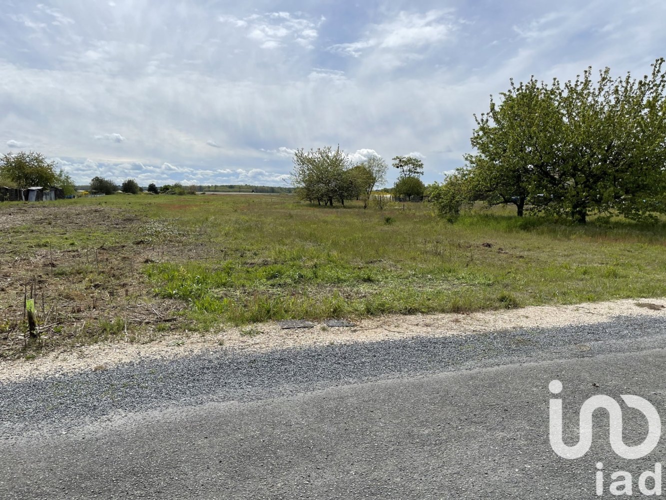  Land in Montlivault, France No. 64172