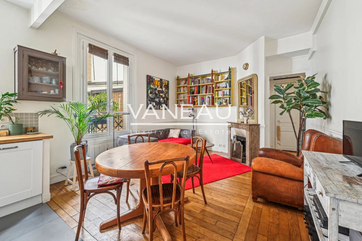 2 bedrooms Apartment in Paris, France No. 166215