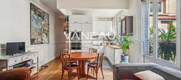 2 bedrooms Apartment in Paris, France No. 166215 3